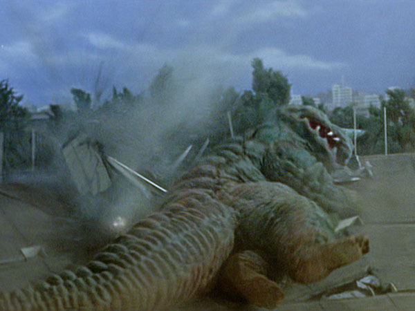 ultraman_19-mov-01_24_41_19-still003